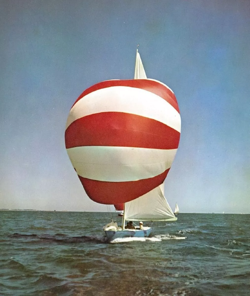 0467_5_5_K_21_Vision_II_from_Yachts_in_Colour_Beken_1960.webp